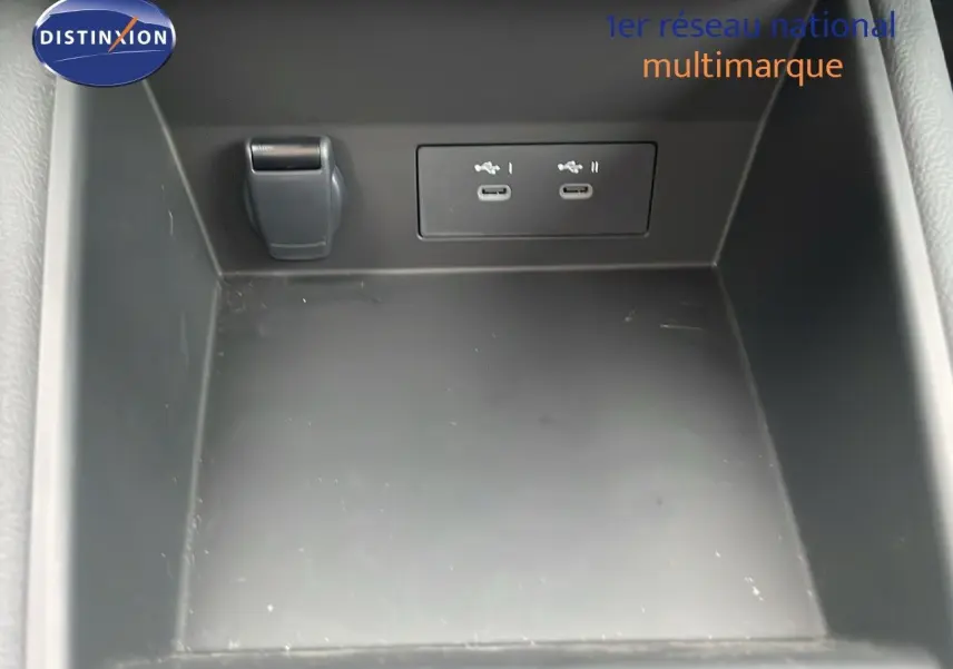 Espace de rangement intérieur avec deux ports USB-C visibles sur Renault Symbioz gris Rafale métal, vue rapprochée.