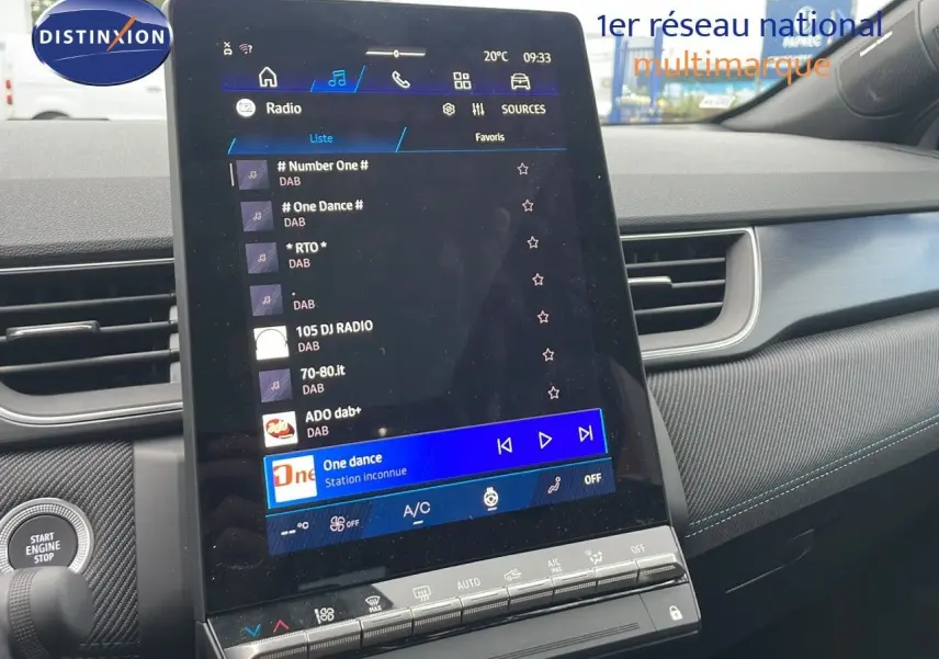 Intérieur de la Renault Symbioz 2025, vue sur la console centrale avec grand écran tactile affichant la radio digitale.