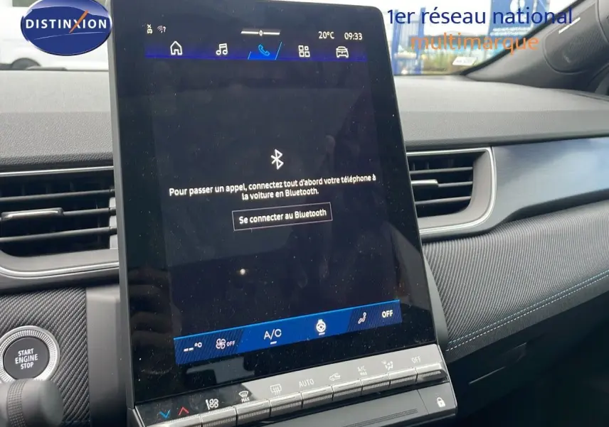 Écran tactile central allumé avec interface Bluetooth, tableau de bord gris et détails bleus du Renault Symbioz 2025.