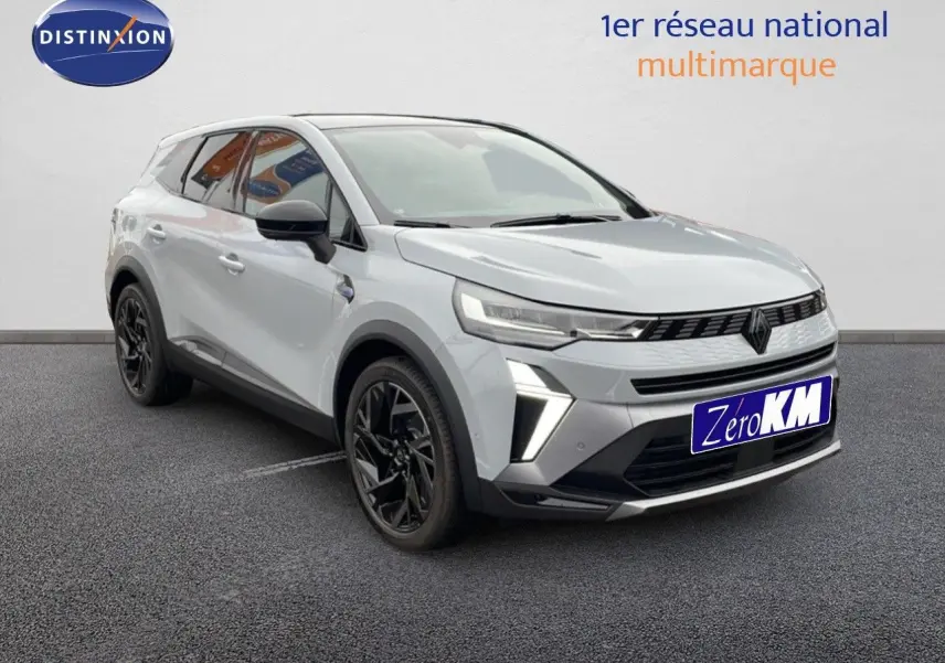 Renault Symbioz gris Rafale métal en 3/4 avant droit, avec calandre moderne et jantes noires distinctives.
