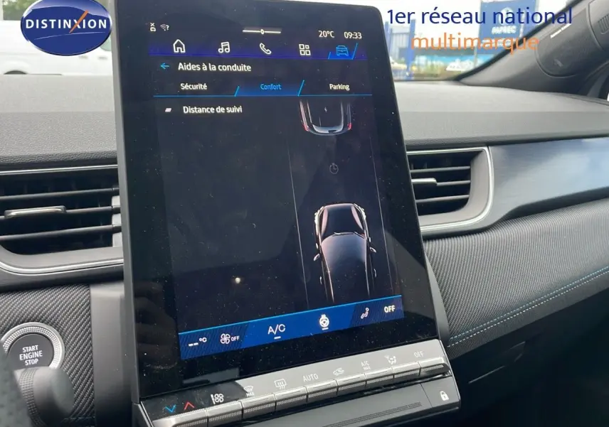 Vue rapprochée de l'écran tactile central du tableau de bord d'une Renault Symbioz gris rafale métal, affichant les aides à la conduite.