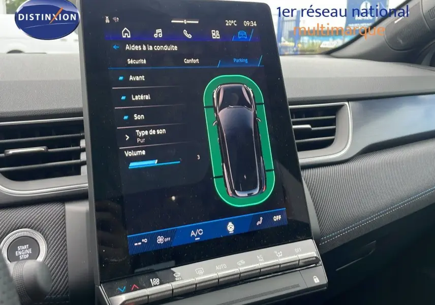 Vue rapprochée de l'écran tactile central affichant les aides à la conduite dans l'habitacle moderne d'une Renault Symbioz gris Rafale métal.