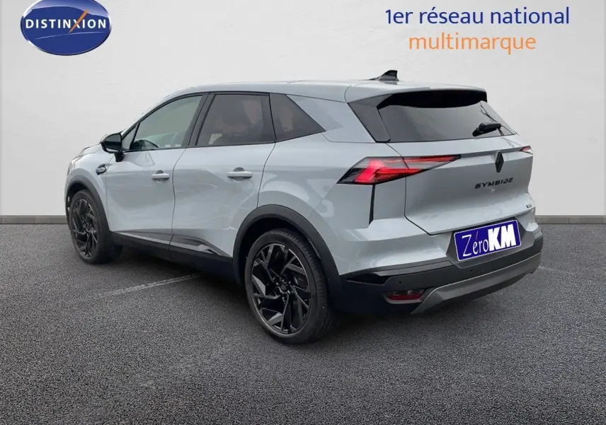 Renault Symbioz gris Rafale métal vu en 3/4 arrière droit avec jantes noires et feux arrière LED distinctifs.