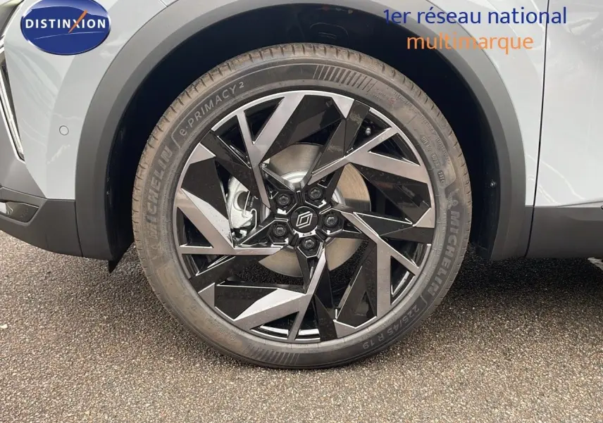 Gros plan sur la roue avant gauche du Renault Symbioz gris Rafale Métal avec jante diamantée noire et argentée.