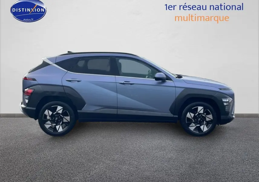 Vue de profil côté gauche du Hyundai Kona bleu 2025 avec jantes alliage et protections noires sur les ailes.