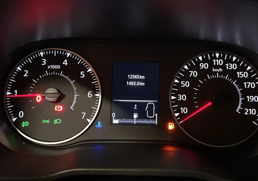 Tableau de bord du Dacia Duster 2023, affichage du compteur et du kilométrage, avec voyants allumés.