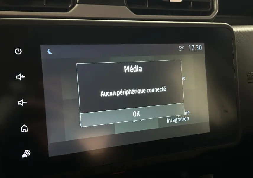 Écran tactile central du Dacia Duster 2023 affichant un message "Aucun périphérique connecté" en intérieur.