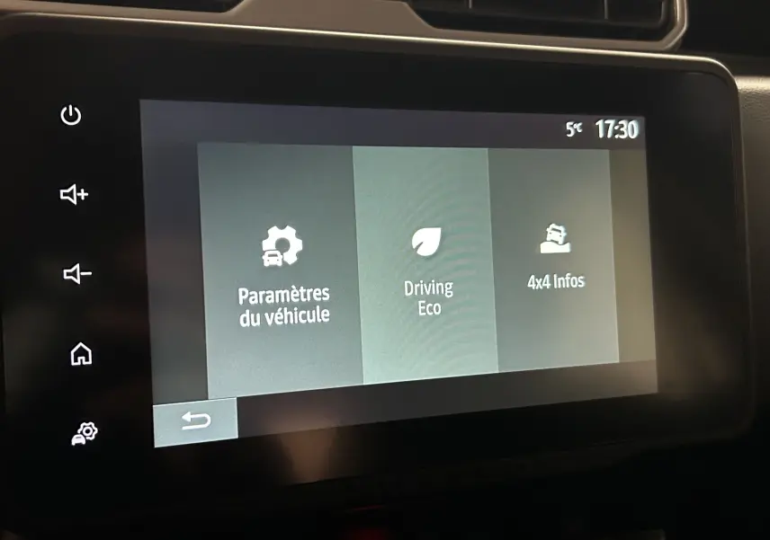 Écran tactile intérieur du Dacia Duster 2023 affichant les paramètres du véhicule, mode Driving Eco et infos 4x4.