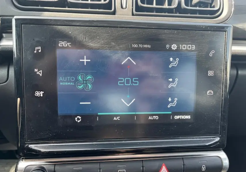 Écran tactile central de la Citroën C3 noire 2023 affichant la climatisation automatique à 20,5°C.