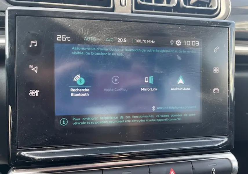 Écran tactile central de la Citroën C3 noire 2023 affichant les options Bluetooth, Apple CarPlay, MirrorLink et Android Auto.