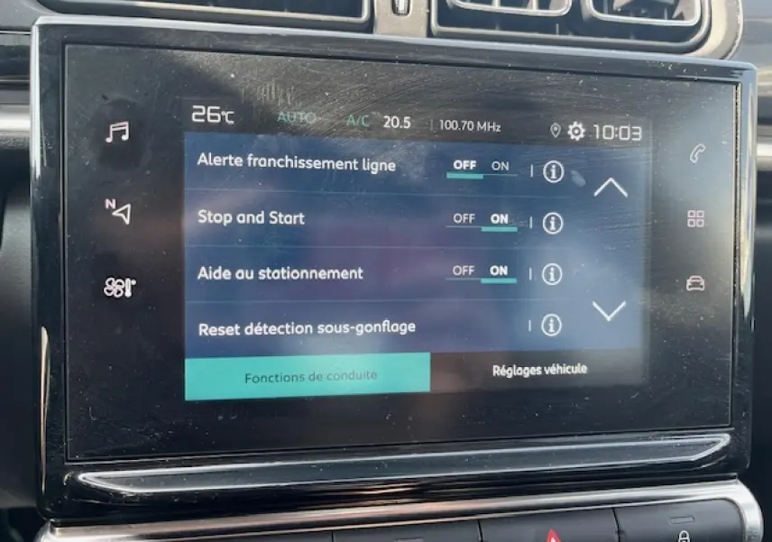 Écran tactile central de la Citroën C3 2023 affichant les réglages d’aide à la conduite et de confort.