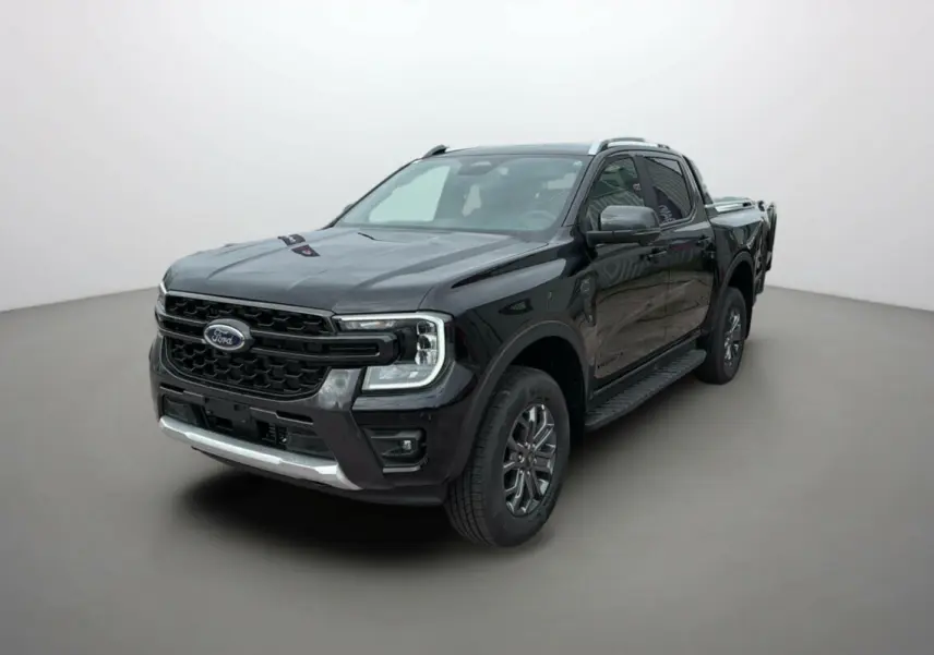 Ford Ranger 2.0 Wildtrak Plus noir agate, vue 3/4 avant droit, avec barres de toit et jantes alu 18 pouces.