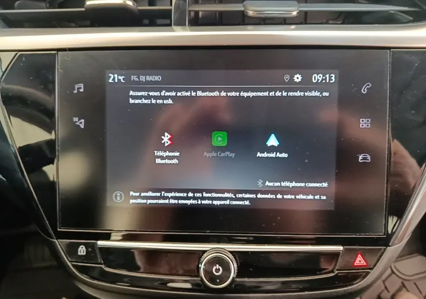 Écran tactile central de la console de l’Opel Corsa blanc, affichant options Bluetooth, Apple CarPlay et Android Auto.
