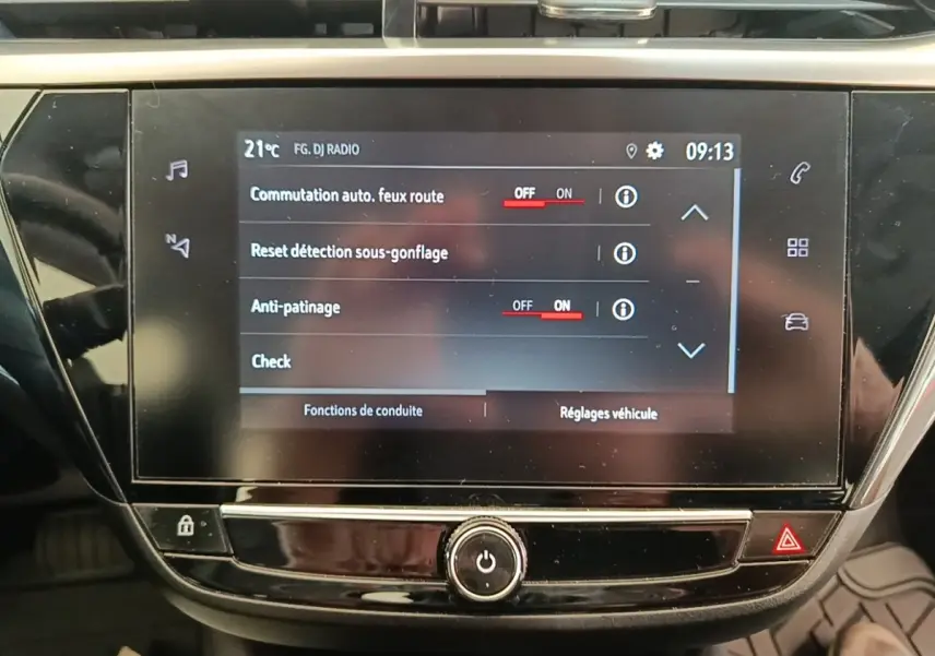 Écran tactile central de l’Opel Corsa 2022 affichant les réglages d’aide à la conduite et de sécurité.