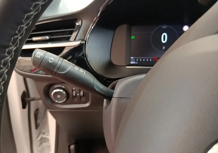 Gros plan sur le volant cuir noir et le combiné d'instruments numérique de l'Opel Corsa 1.2 Turbo 2022.