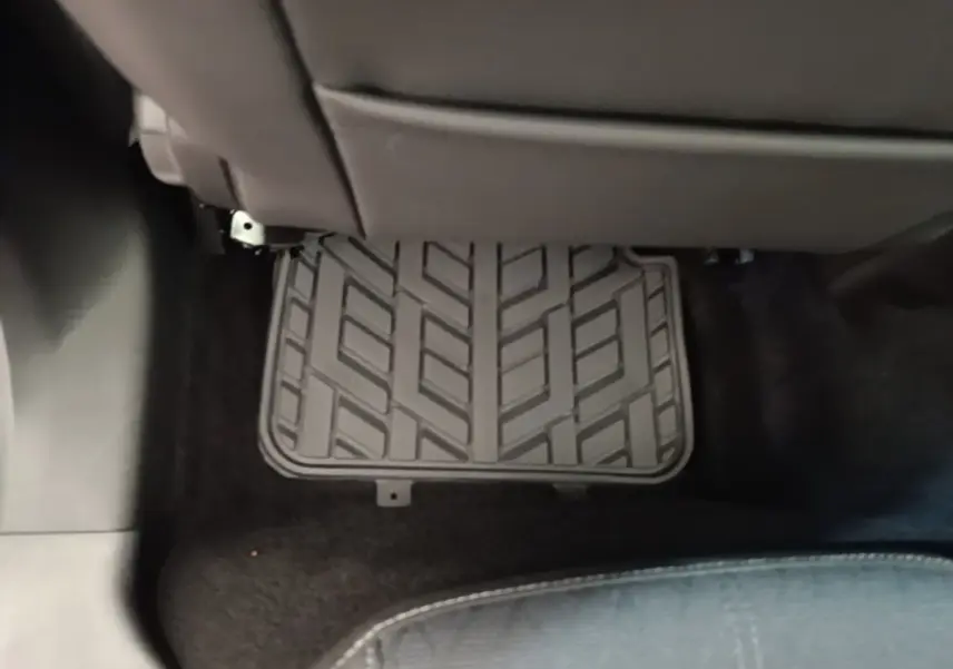 Vue intérieure du plancher arrière d'une Opel Corsa 2022, tapis caoutchouc noir sous les sièges gris.