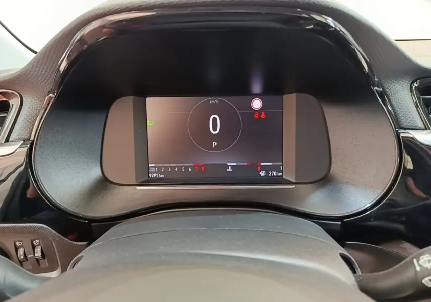 Vue rapprochée du tableau de bord numérique de l'Opel Corsa 2022, affichant la vitesse à 0 km/h.