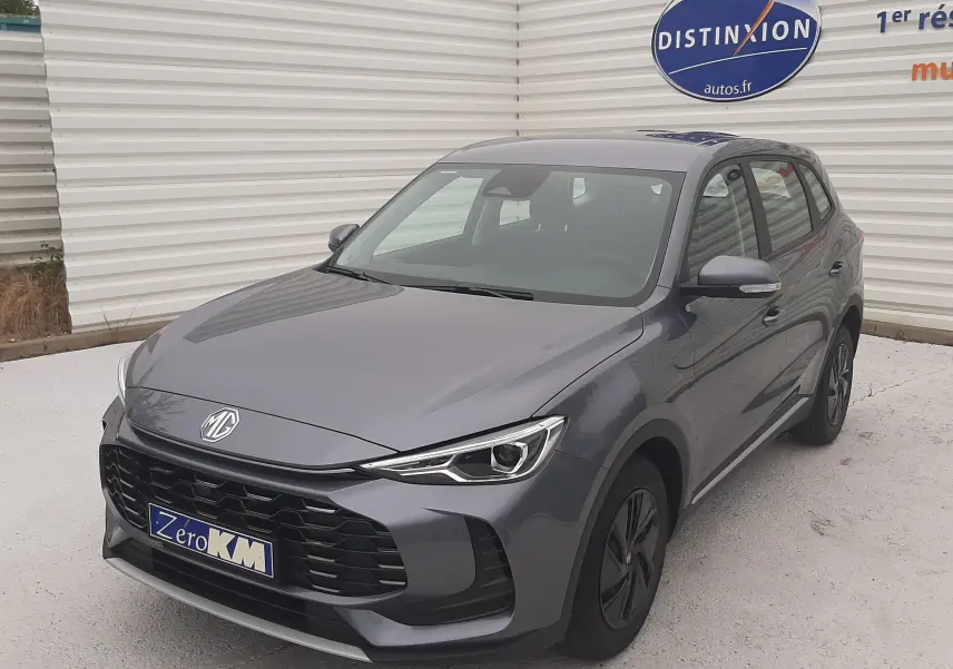 MG Motor ZS 1.5 Hybrid+ gris Camden, vue 3/4 avant droit, avec calandre noire et phares LED fins.