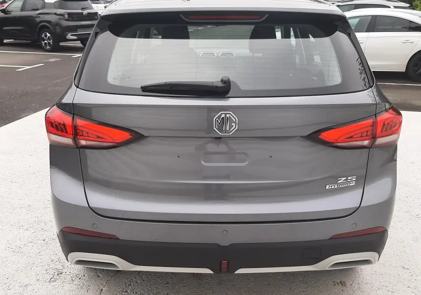 Vue arrière d'un MG ZS hybride Camden Grey 2026 avec feux LED et logo MG bien visibles.