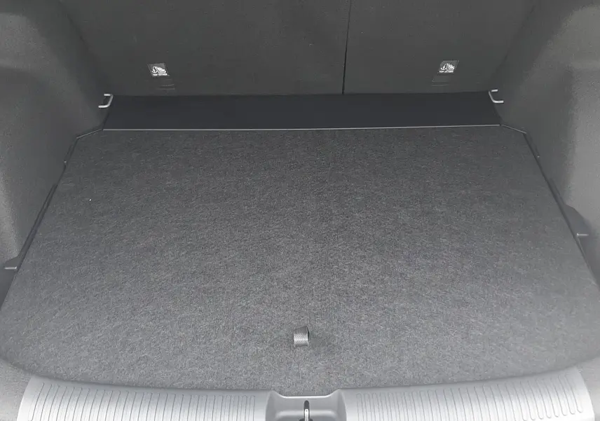 Coffre ouvert vu de face du MG MOTOR ZS 1.5 HYBRID+ 197CH en Camden Grey, espace de chargement propre et spacieux.