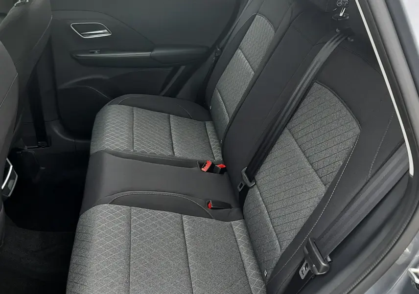 Vue côté droit de la banquette arrière en tissu gris et noir du MG MOTOR ZS 1.5 HYBRID+ 197CH 2026 couleur Camden Grey.