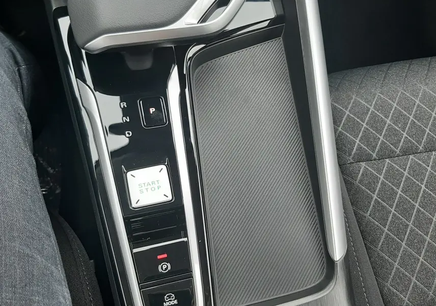 Vue rapprochée de la console centrale noire du MG ZS Camden Grey 2026 avec bouton start/stop et levier de vitesses automatique.