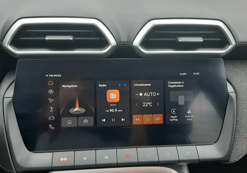 Vue rapprochée du tableau de bord MG ZS 1.5 Hybrid+ 2026 avec écran tactile et aérateurs hexagonaux noirs.