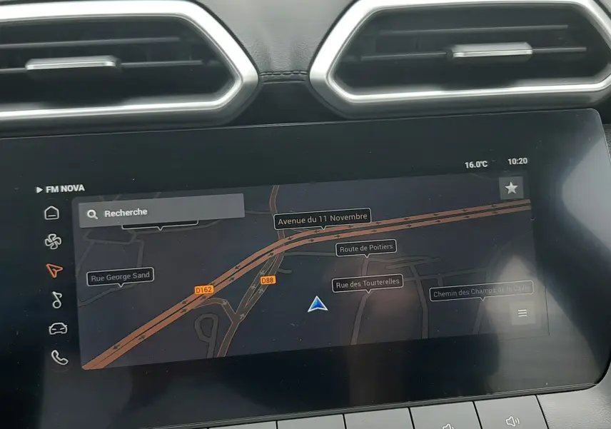 Vue rapprochée de l'écran tactile du tableau de bord du MG ZS Camden Grey, affichant la navigation GPS.