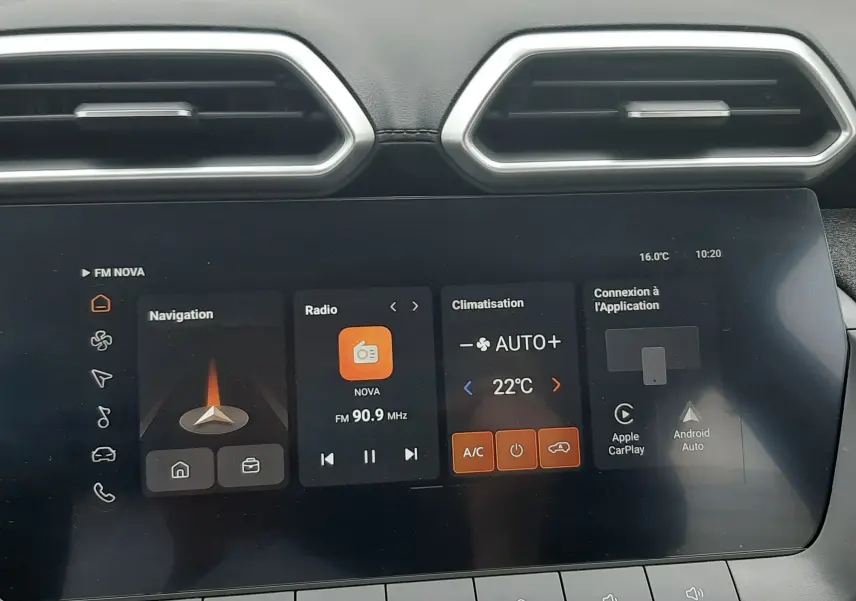 Vue rapprochée de l’écran tactile central du MG Motor ZS 2026, affichant la radio, la navigation et la climatisation.