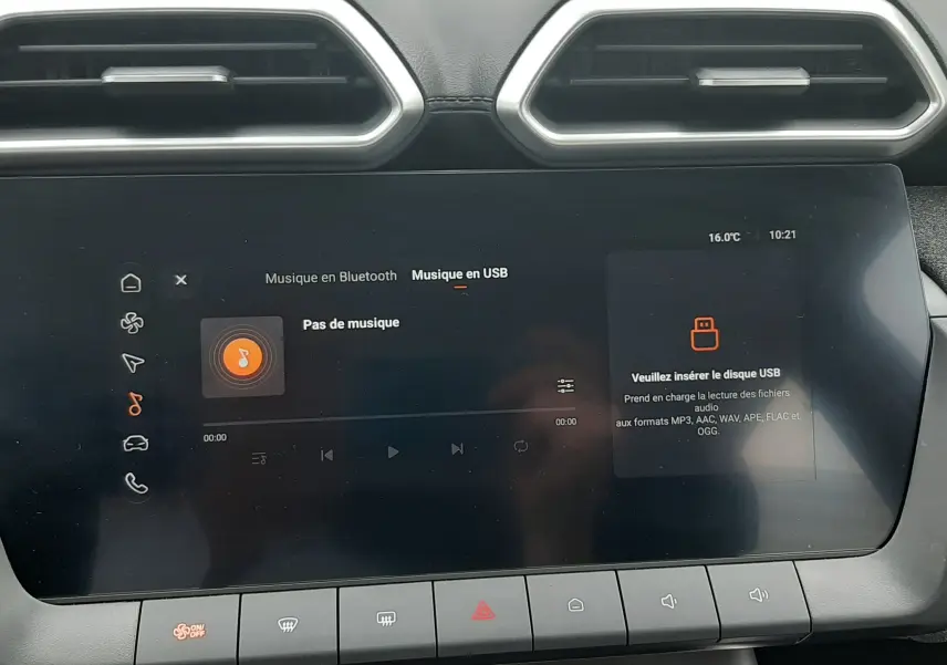 Vue rapprochée de l’écran tactile central du MG ZS Camden Grey 2026, affichant le menu musique USB et les commandes climatisation.