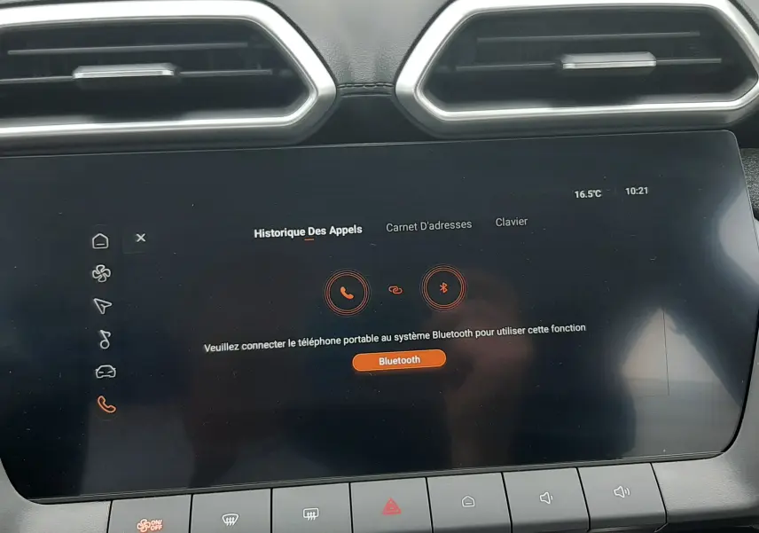 Écran tactile central du tableau de bord du MG ZS 1.5 Hybrid+ 2026, avec commandes climatisation et Bluetooth affiché.