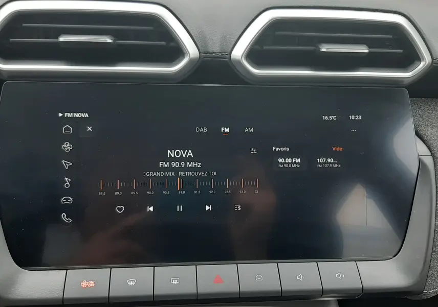 Vue rapprochée de l’écran tactile central du MG Motor ZS 1.5 Hybrid+ 2026 avec affichage radio FM sur fond noir.