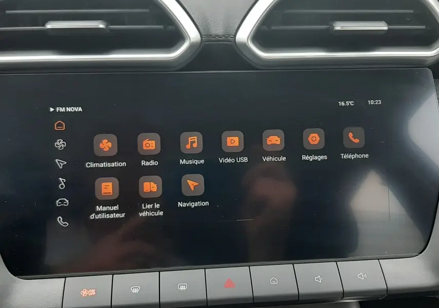 Écran tactile central du tableau de bord MG ZS Camden Grey 2026 avec interface multimédia et commandes climatisation.