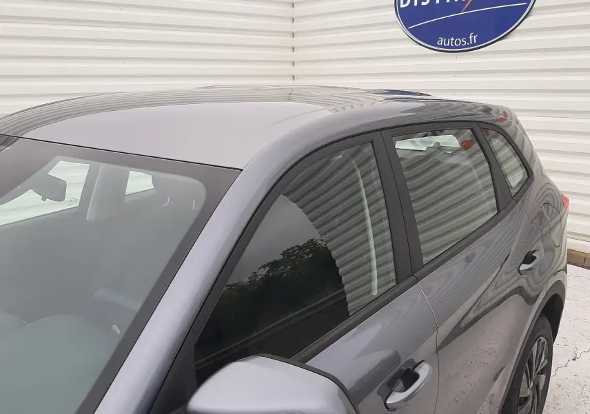 Vue 3/4 arrière droite du MG ZS Camden Grey 2026, mettant en valeur la teinte grise et les lignes épurées du SUV hybride.