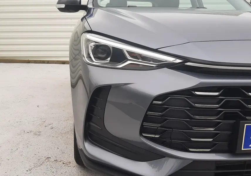 Vue avant gauche rapprochée du MG ZS Camden Grey 2026, mettant en valeur ses phares LED et la calandre noire distinctive.