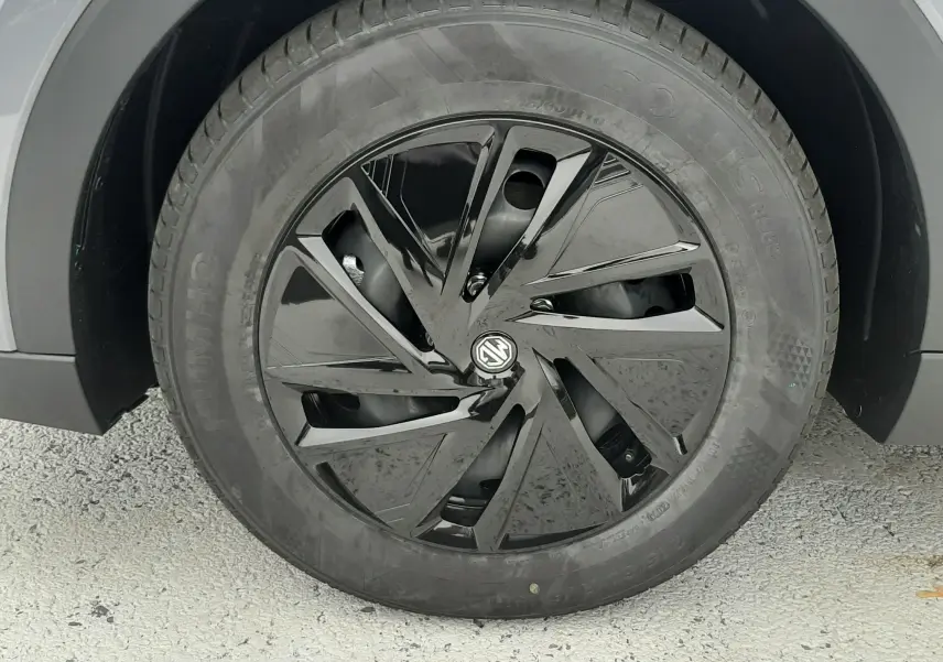 Gros plan sur la roue avant droite du MG ZS Camden Grey 2026 avec jante noire brillante au design moderne.