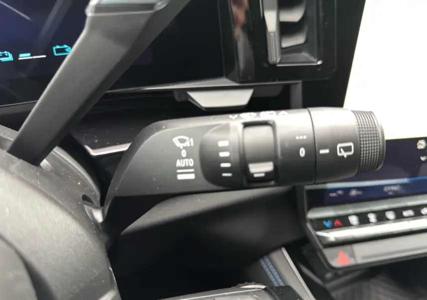 Gros plan sur la commande d’essuie-glace du Renault Austral E-Tech 200 Esprit Alpine Plus 2025, intérieur noir.