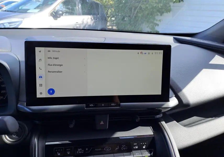 Écran tactile central du tableau de bord du Toyota C-HR gris minéral 2025, avec commandes de volume visibles.