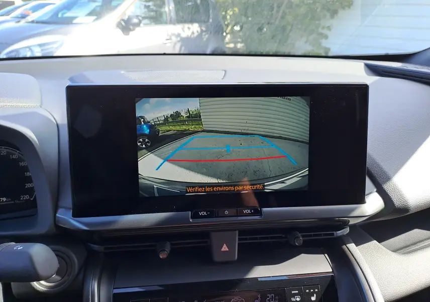 Intérieur du Toyota C-HR II STYLE 1.8 Hybrid 2025, vue côté conducteur sur le tableau de bord et la console centrale noire.