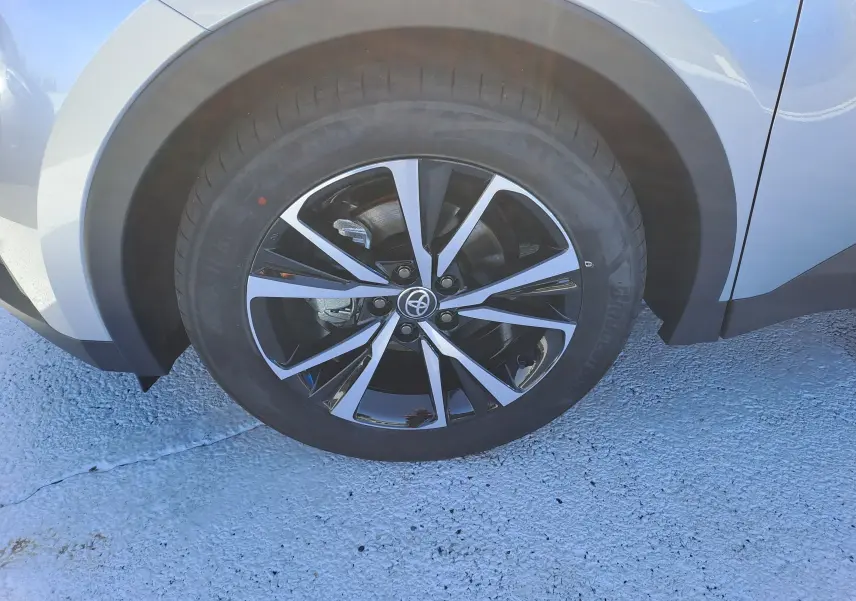 Vue plongeante du toit gris minéral du Toyota C-HR II STYLE 1.8 HYBRID 140 avec antenne requin et vitres teintées.