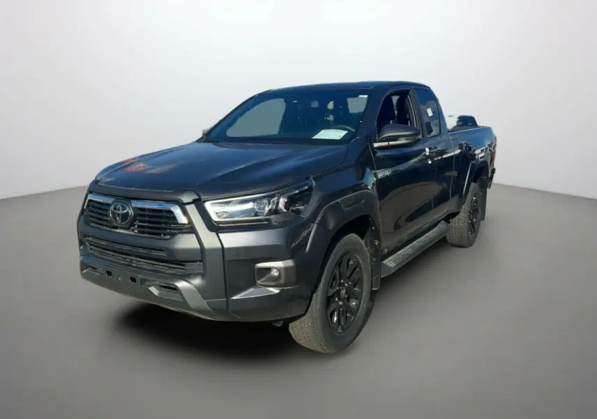Toyota Hilux 4x4 Invincible 2025 gris atlas en 3/4 avant droit avec jantes noires et calandre marquée