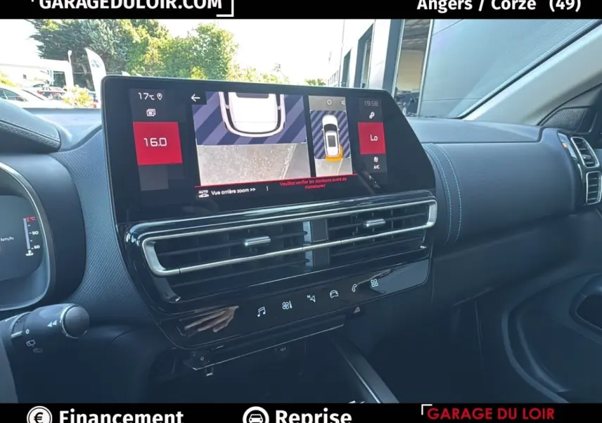 Vue intérieure du tableau de bord noir du Citroën C5 Aircross 2025 avec écran tactile affichant caméra de recul.