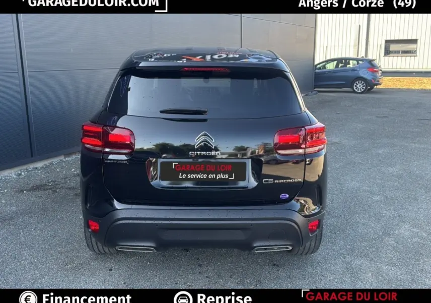 Vue arrière d'un Citroën C5 Aircross noir 2025 avec feux LED et double sortie d'échappement visible sur parking.