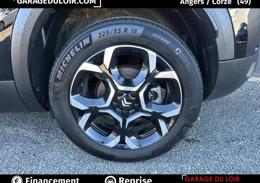 Gros plan sur la roue avant droite noire avec jante alliage bicolore du Citroën C5 Aircross noir 2025.