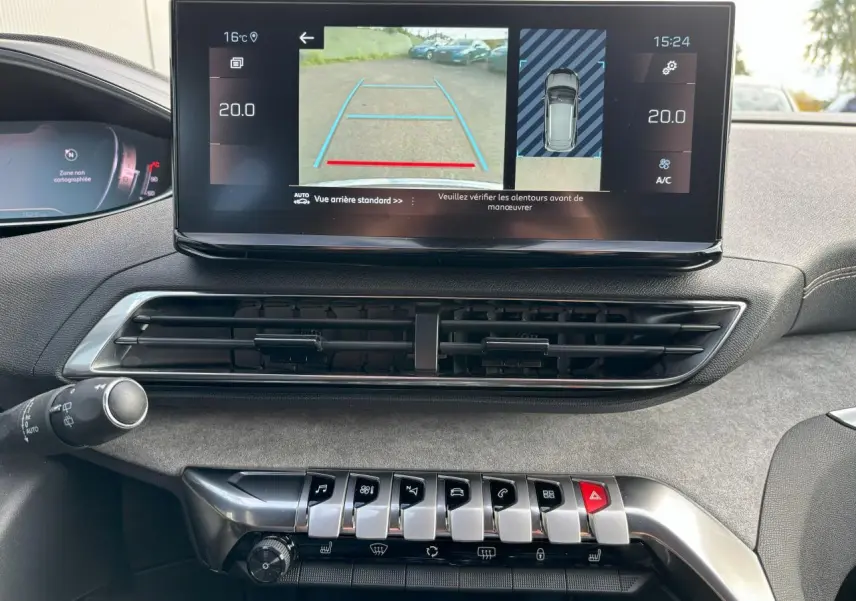 Vue rapprochée de la console centrale du Peugeot 3008 2024, écran tactile 10" affichant la caméra de recul.