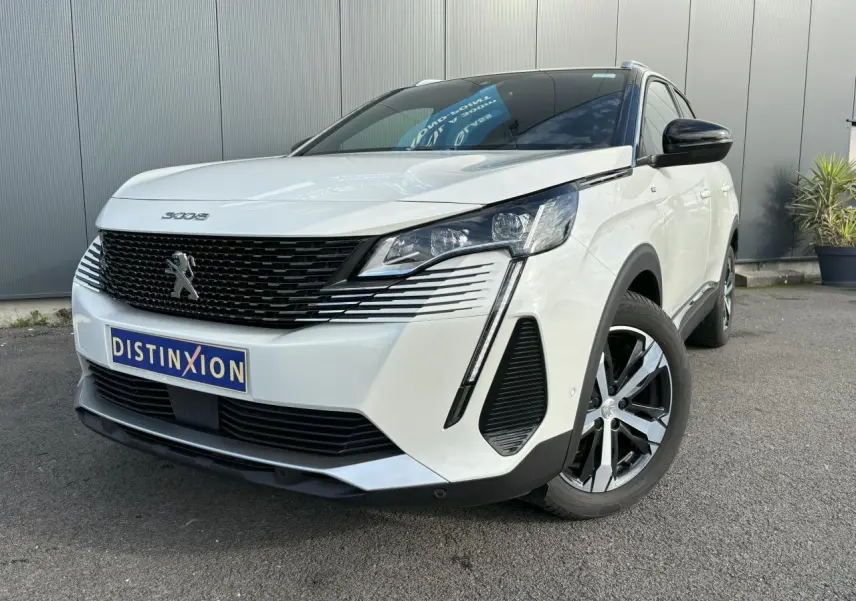 Peugeot 3008 blanc nacré vue 3/4 avant droit, avec calandre noire et jantes alliage bi-ton 18 pouces.