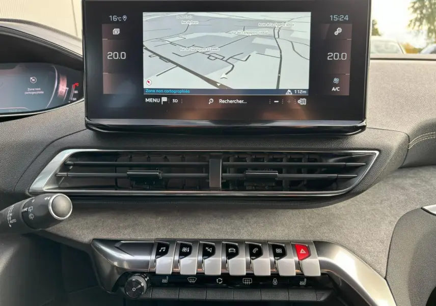 Vue rapprochée de la console centrale du Peugeot 3008 2024 avec écran tactile GPS 10 pouces et commandes piano chromées.