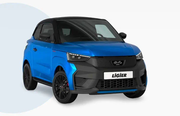 Vue 3/4 avant d'une LIGIER JS50 BEV 11KWH ULTIMATE électrique bleu avec toit noir et jantes alu noires mates.