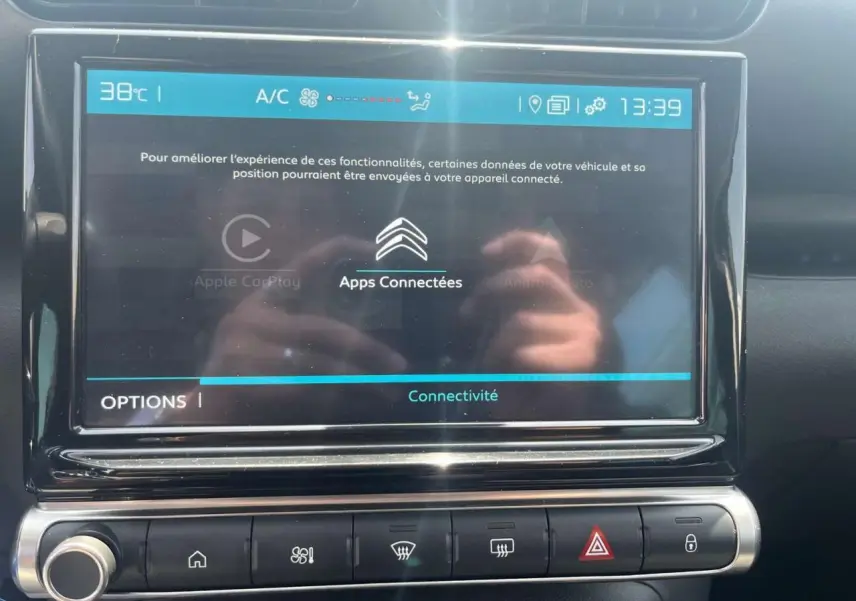 Écran tactile central de la Citroën C3 Aircross 2023 affichant les options de connectivité, vue rapprochée intérieure.