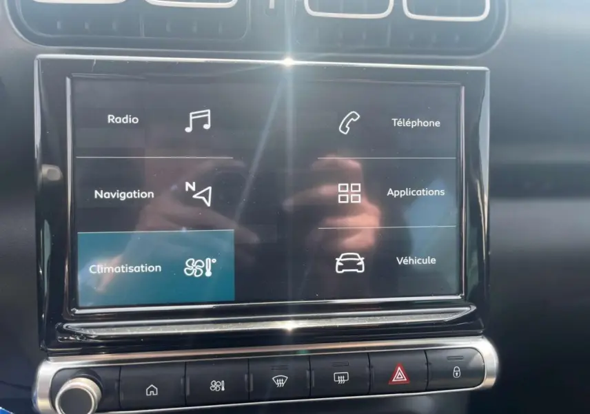 Écran tactile central de la Citroën C3 Aircross blanc banquise, affichant le menu principal avec options connectées.